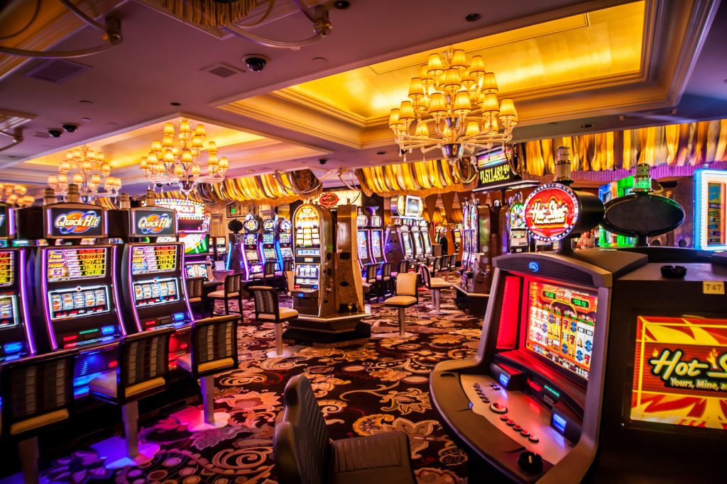 Is it better to play online slots for free or for money?